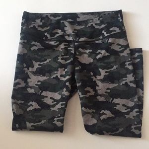 Fabletics camo print salar crops
